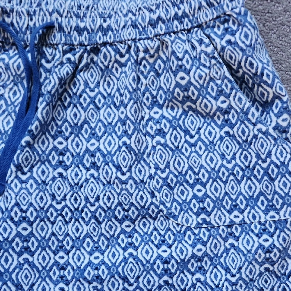 Blue Geometric Patterned Shorts - Picture 3 of 4